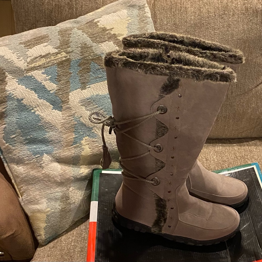NIB Bucco knee Tall Fur Lined Boots